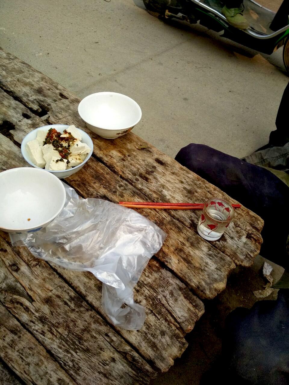 八十多岁的张大爷,最爱到豆腐摊喝酒,喝好了也吃饱了