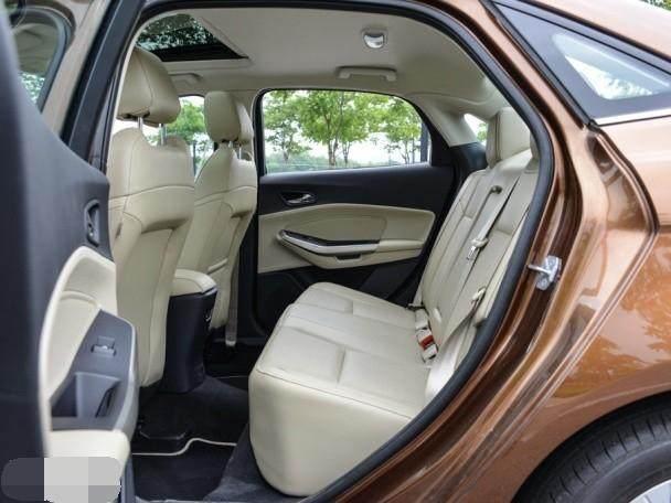 10万代步优选的实惠型！福睿斯销量确实不错，可惜唯独油耗是问题