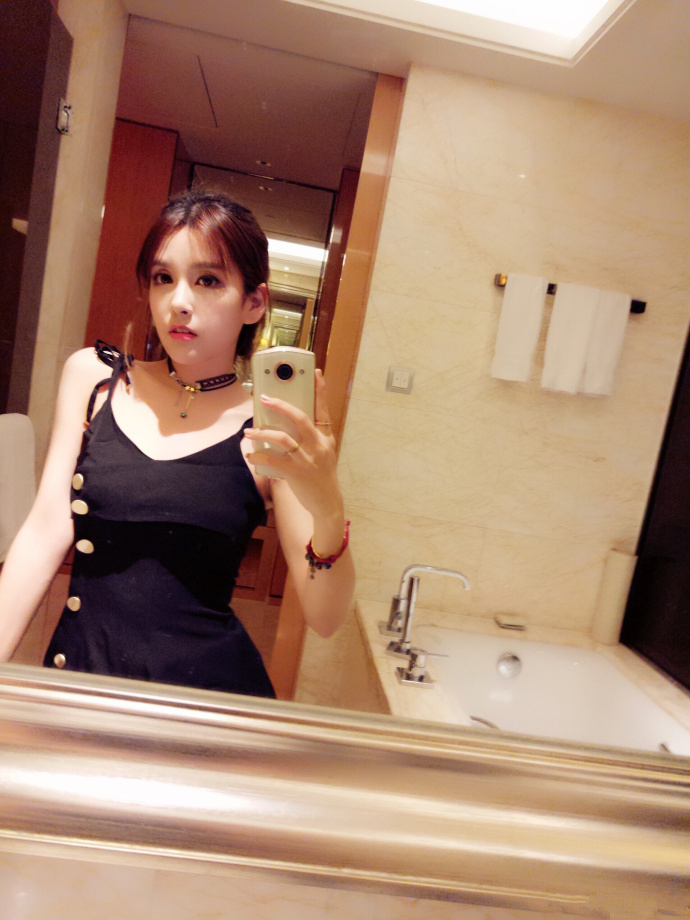 rita小姐姐晒浴室自拍照自信撩汉 奈何网友只想要一张门票