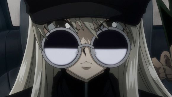 女装的酷拉皮卡,新版里这墨镜也太违和了,失去了旧版的神秘感,也少了