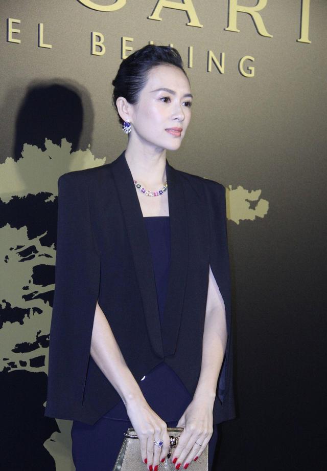 佟丽娅和章子怡同穿披肩西装,两人气质竟完全不在一个档次