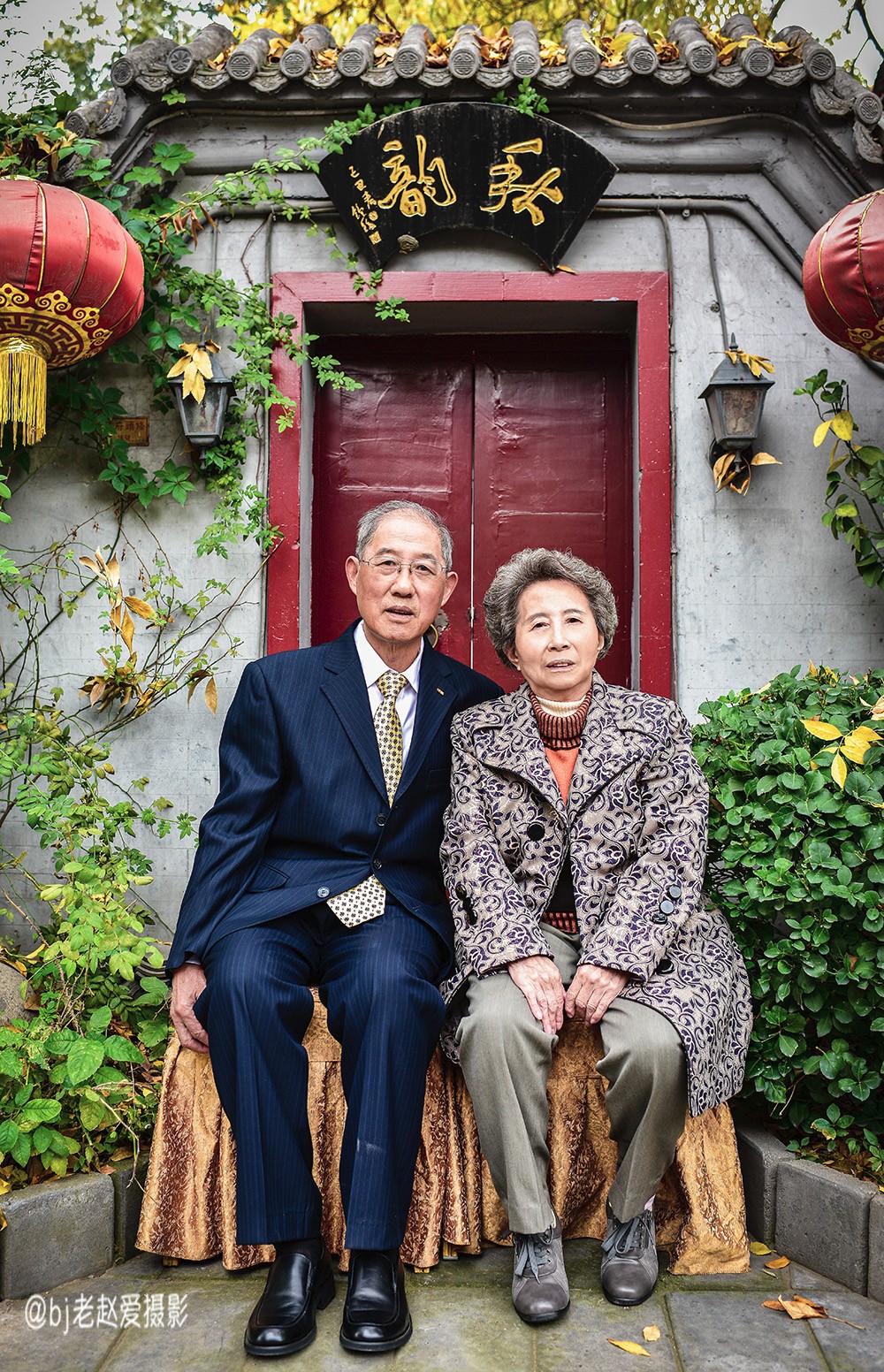 社区为金婚老人拍合影