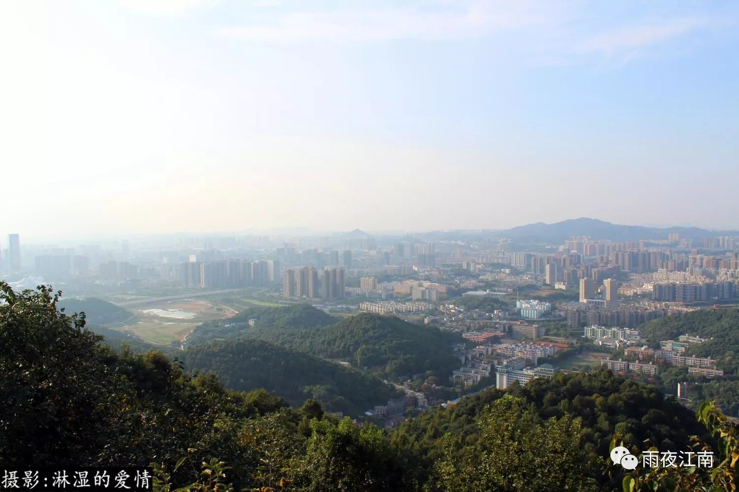 岳麓山山顶观景台鸟瞰尽是星城长沙美景看风景的人亦是风景