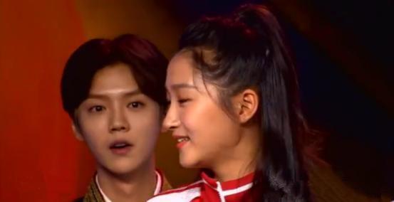 关晓彤海边照片大长腿抢镜,自己写下四字显自