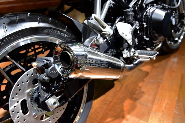 在川崎展台中还有一台经过改装的z900rs,全车通体灰色配合车架上大