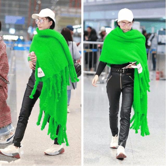 披上一件绿色的大围巾,保暖舒适.