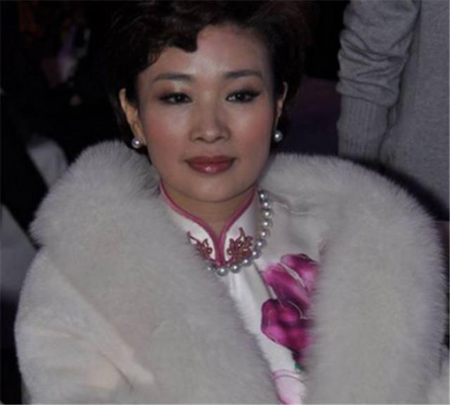 她便是胡洁,出生在浙江温州,曾就读长江商学院,是浙江知名女企业家