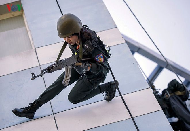 越南女特警真厉害会硬功:胸口碎大石肘部砸瓦一点不怕疼