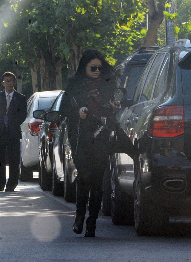 41岁李湘携家人坐豪车出席婚礼,女儿像公主,自己胖得不像样!