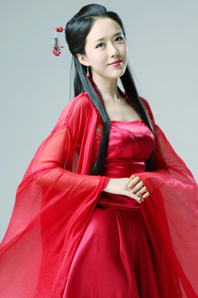 一个清新靓丽的古韵民族服饰红衣女子