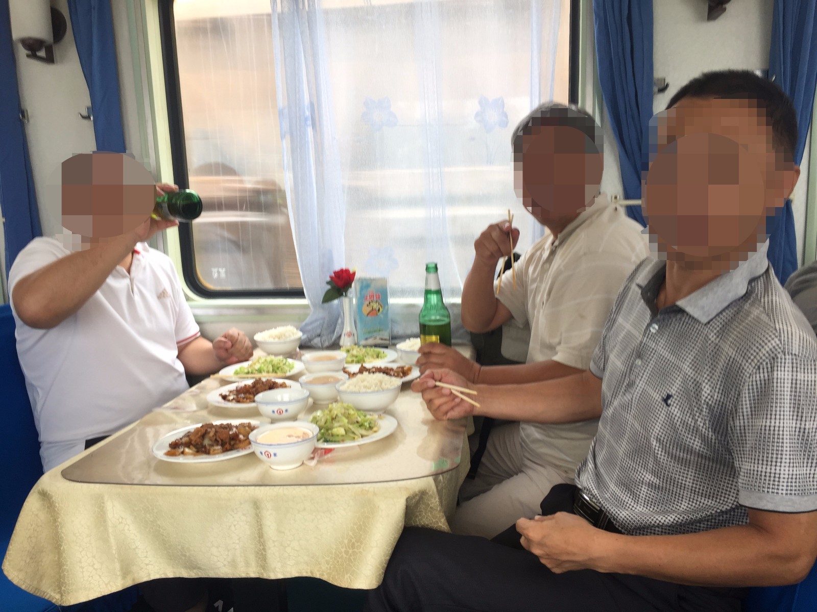 中秋国庆搭乘绿皮空调车回家 餐车上荤素搭配一瓶啤酒花了70块钱