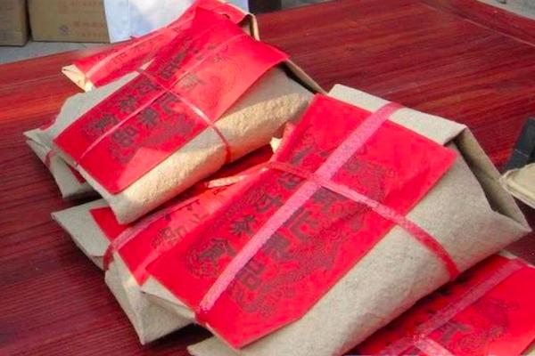 农村大集上"果子"用草纸包,传统方式比塑料更环保