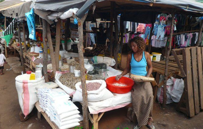 非洲菜市场,买菜不用秤,到处可见"中国制造"