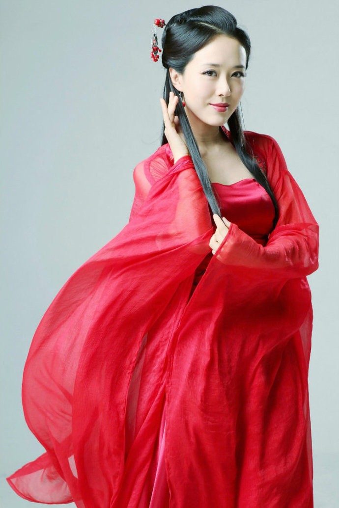 一个清新靓丽的古韵民族服饰红衣女子