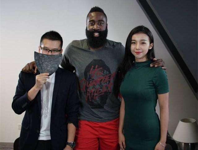 不忘呢,不过她貌似不符合哈登的口味吧,这次苏群又是遮挡了自己的脸