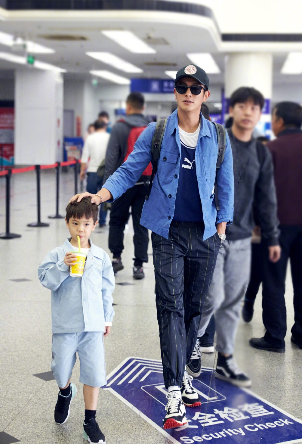 杜江嗯哼"父子装"现身机场,黑色look舒适潮范儿十足