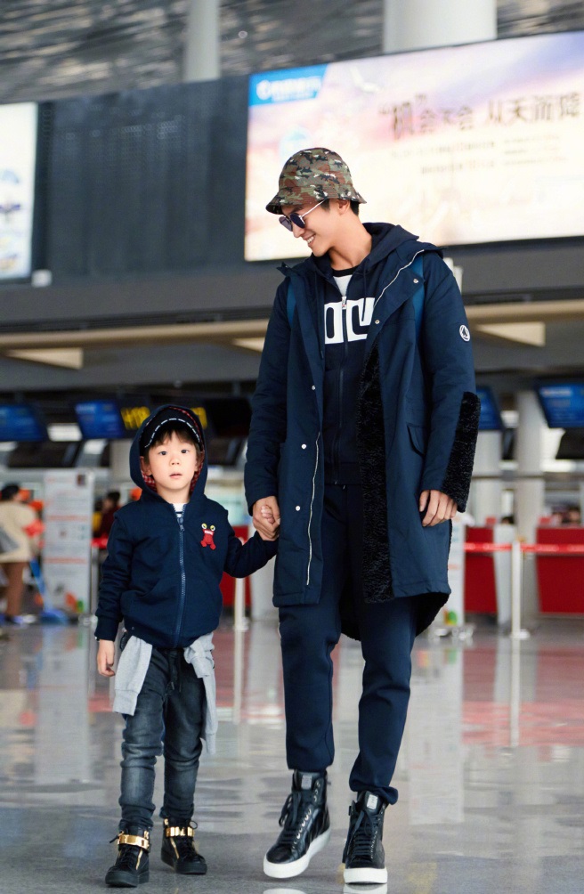 杜江嗯哼"父子装"现身机场,黑色look舒适潮范儿十足