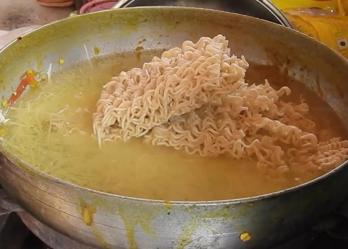 方便面成印度街头小吃, 印度年轻人很喜欢它, 做法上有点奇怪!