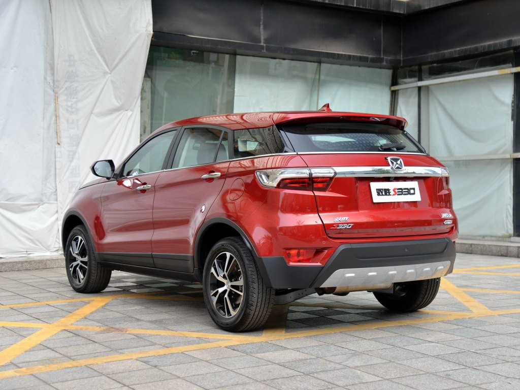 奔驰和保时捷任职)之手,相较大多数城市suv来说,驭胜s330的外观设计