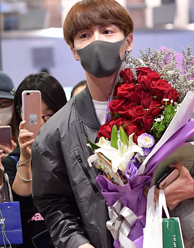 马天宇机场狂收礼物手捧玫瑰浪漫十足