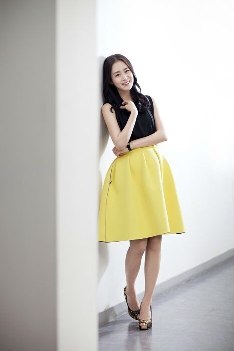 脚踩白色高跟鞋,也是很符合整体的装扮;没有过多的华丽装饰,却一样让