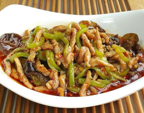 用料:猪瘦肉丝200克,莴笋丝,盐100克,1克,水发木耳50克,(调料a)盐2克