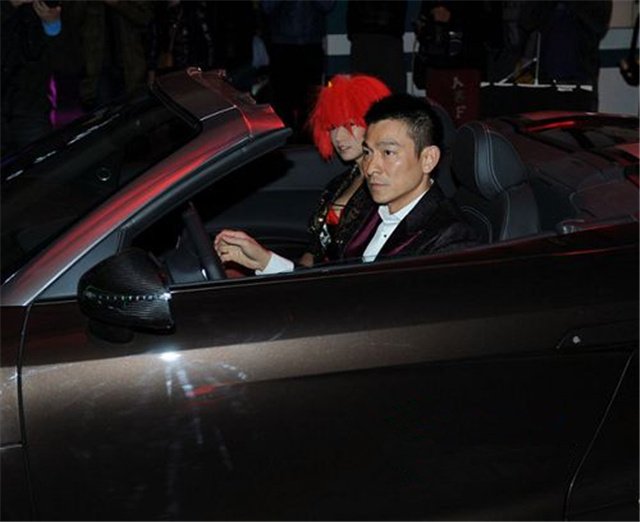 56岁刘德华近照流出,一对比当年坐豪车的他,身形消瘦一脸沧桑!