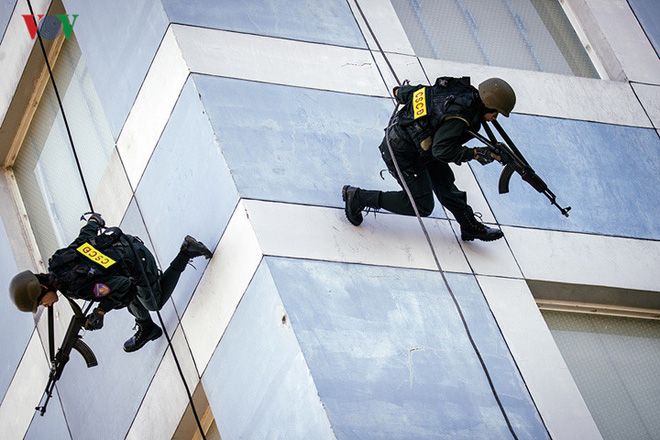 越南女特警真厉害会硬功:胸口碎大石肘部砸瓦一点不怕疼