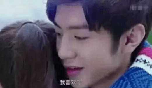 王俊凯和张子枫合作《初恋这件小事》,粉丝:吻
