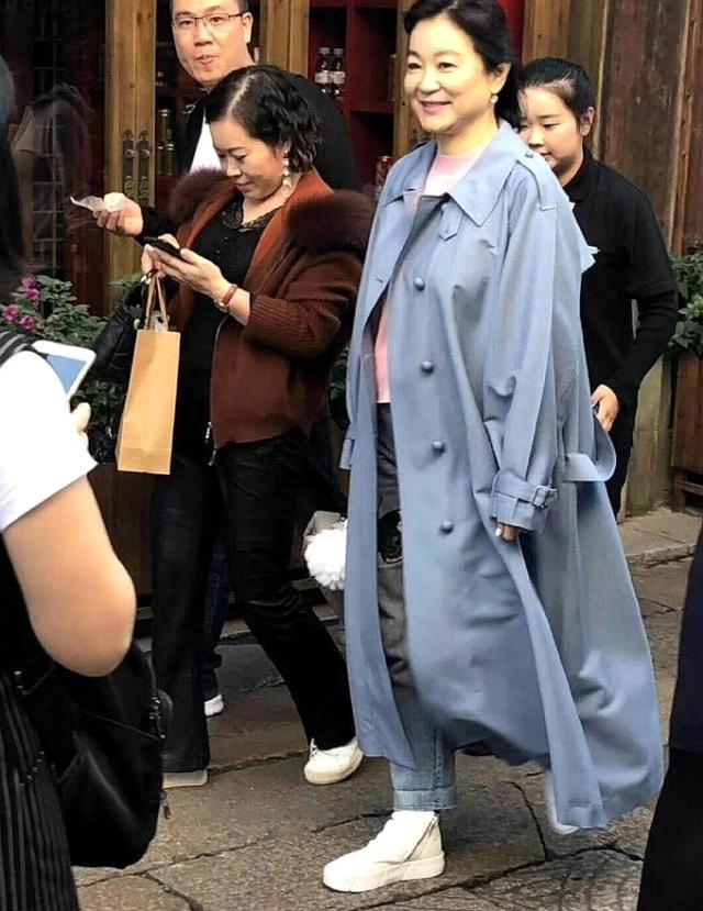 路人拍摄逛景区的林青霞,62岁的她皮肤依然很细腻