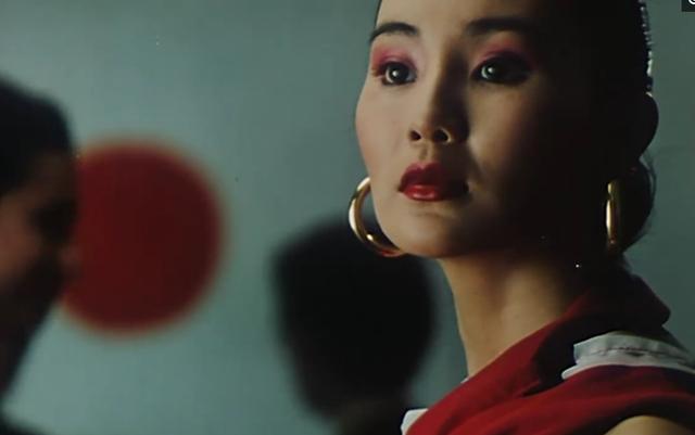 《急冻奇侠》中饰演的摩登女郎,一双铜铃般的大眼睛,夸张的耳环,身着
