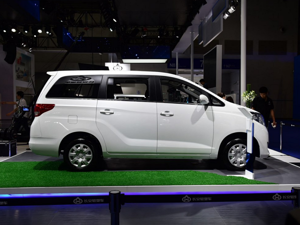 国产埃尔法为快递小哥送福利，大7座MPV拉货载人，仅4.89万喽！