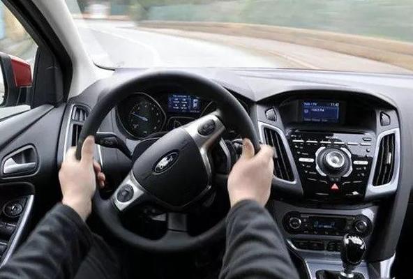 新手一年内不能单独上高速？这4个原因告诉你为什么