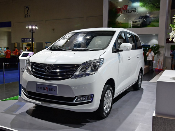 国产埃尔法为快递小哥送福利，大7座MPV拉货载人，仅4.89万喽！