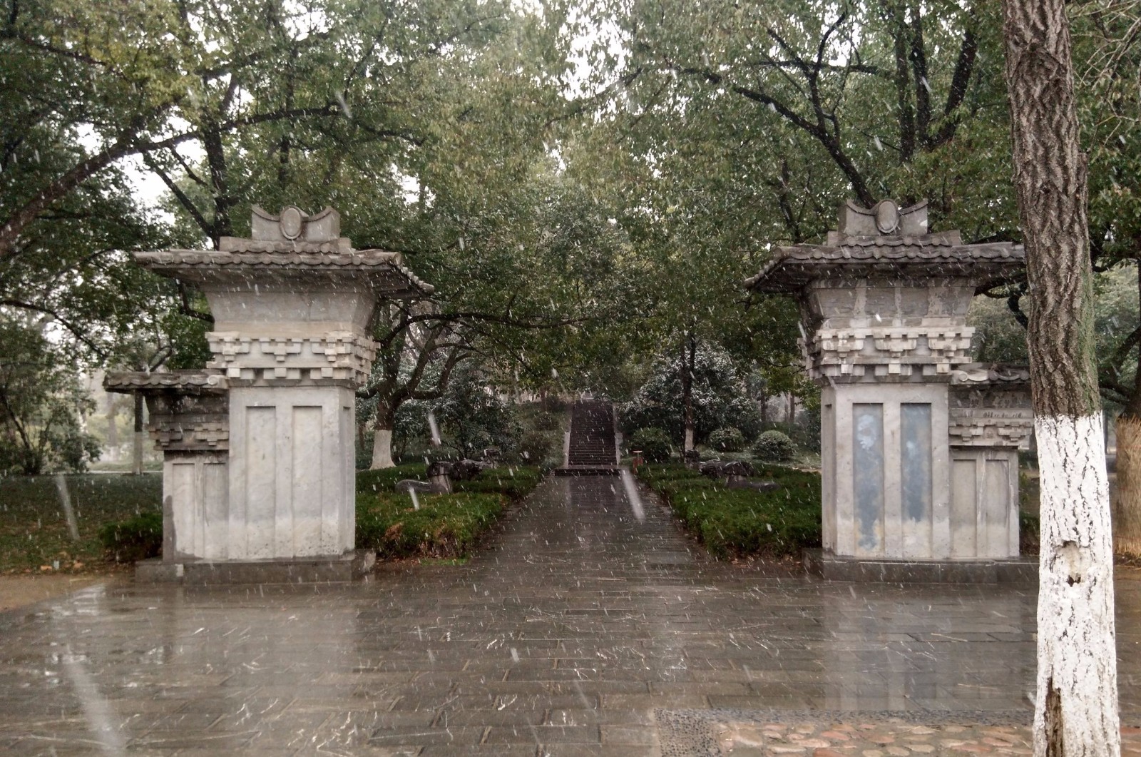 为衣冠冢,现存墓冢,张辽陈列馆,逍遥阁和渡津桥