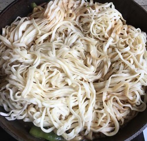 面食最有特色的做法一炒一焖面条筋道好吃到一人一大碗