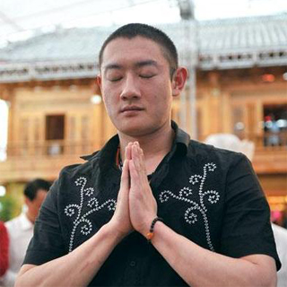 曾扇赵薇耳光,王思聪直言不敢和他比,在李钰葬礼上以男友出现