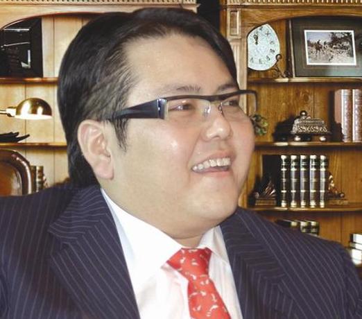 2003年,山西海鑫集团董事长李海仓遇刺身亡,当时22岁的李兆会辍学回国