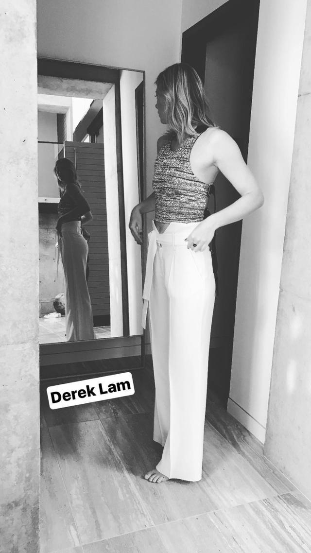 莎娃亮相时装秀,背心太紧身致副乳突出被群嘲