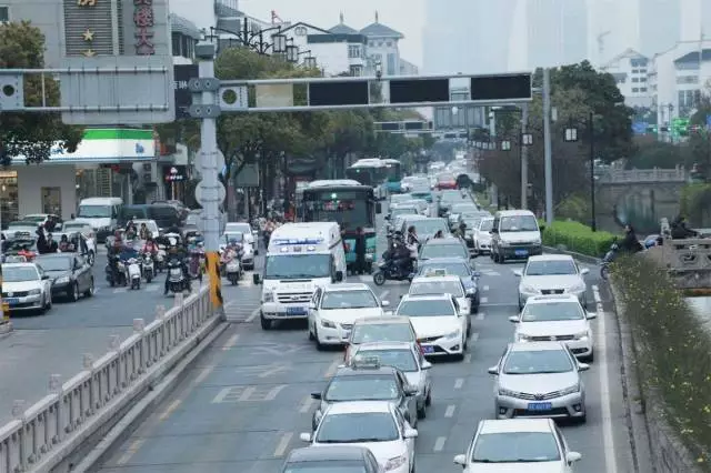 开车上路最讨厌的这件事，砖叔教你3招化解！