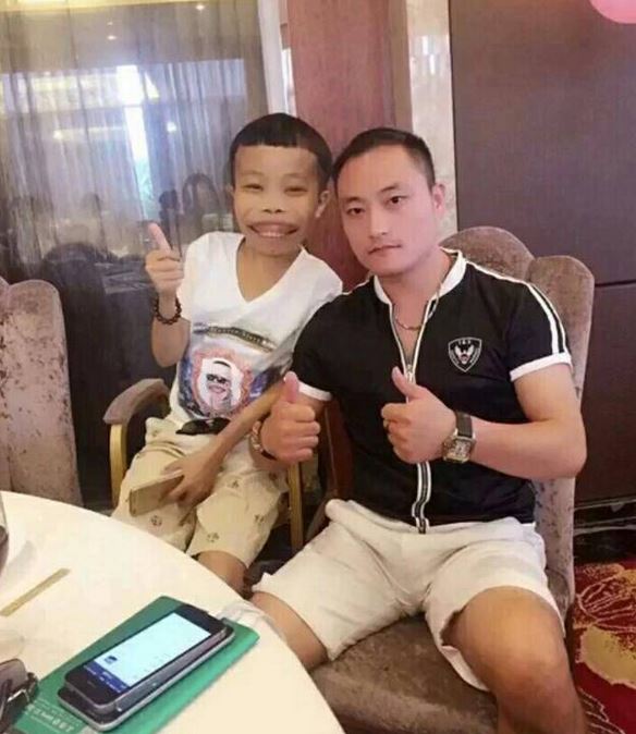 史上最丑富二代陈山:身价过亿 龅牙泡美女