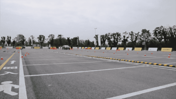 开着MPV去绕桩？确认不是逗你玩！