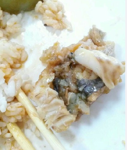 石家庄某中学食堂竟吃出活蛆