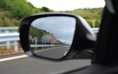 新手一年内不能单独上高速？这4个原因告诉你为什么