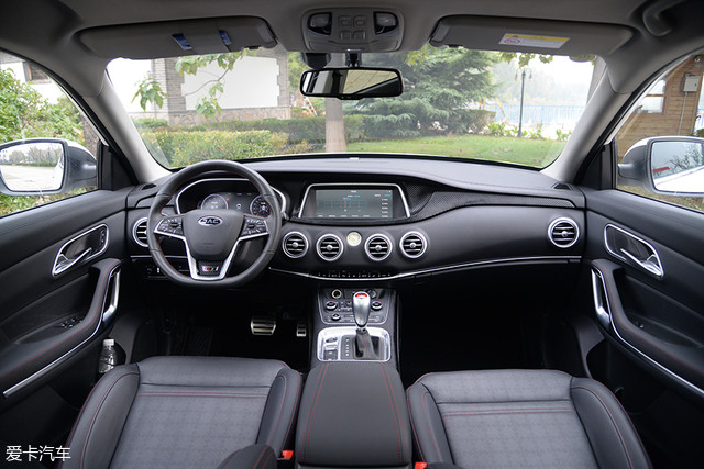 瑞风s7的内饰整体采用环抱式风格,只是在中控台与车门内板的过渡上