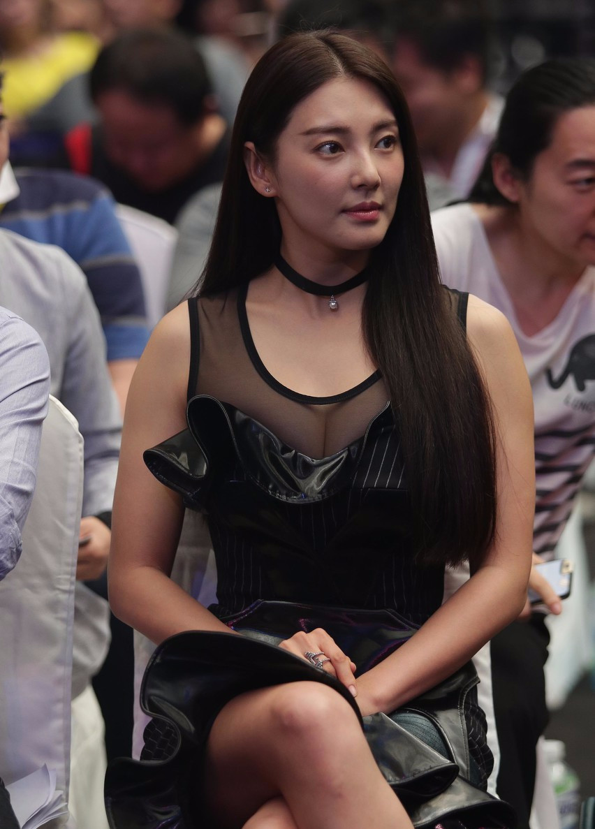 张雨绮出席活动,衣着性感气场强大,网友:舍不得让目光离开