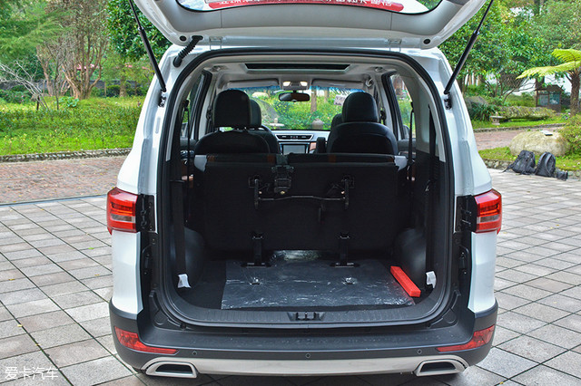 空间小结:开瑞k60在空间方面的表现可圈可点,2 2 3的座椅布局在大