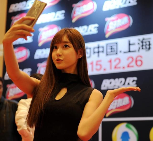 而且同进晚餐十分亲密,在媒体再三追问之下张立鹏终于承认女友是韩国