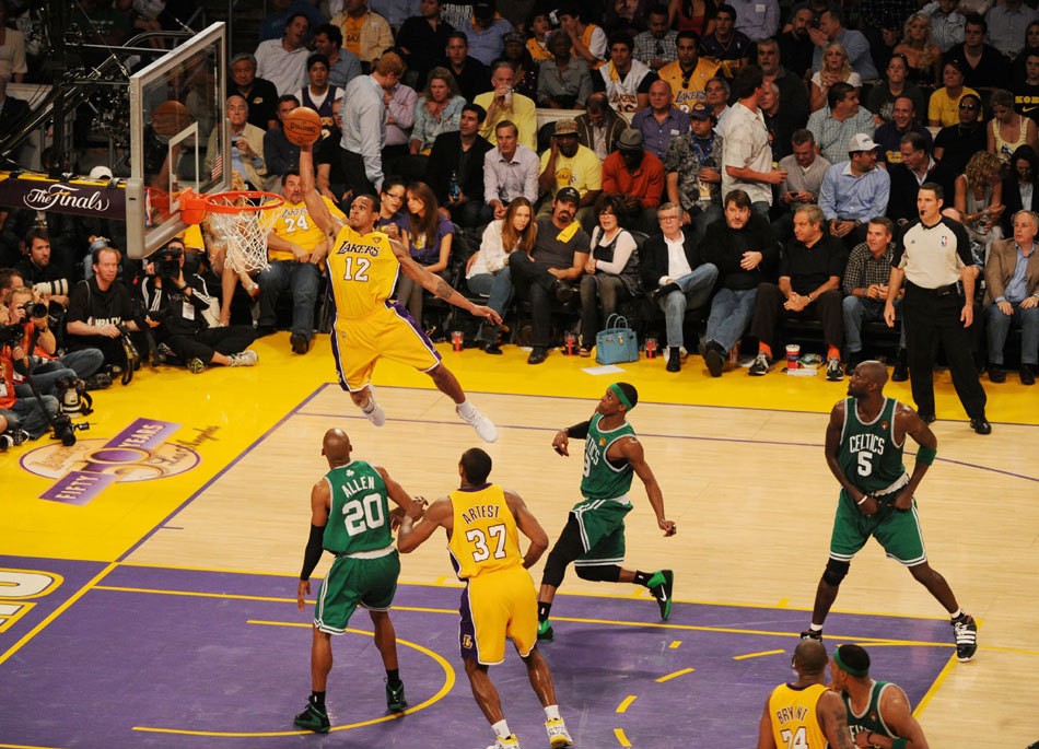 绿军三巨头曾在nba赛场阻挠湖人_新浪看点