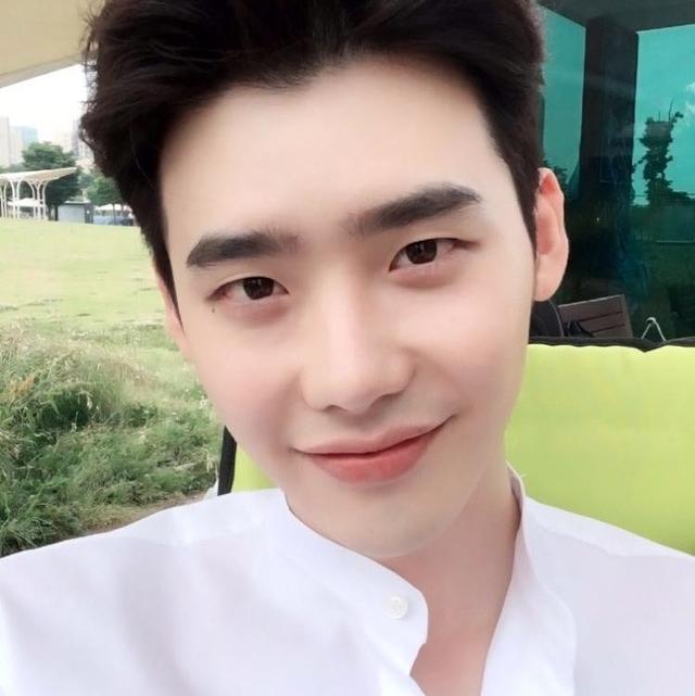 炫狗的蔡依林却因素颜惊到网友,单眼皮撞脸李钟硕和阚清子